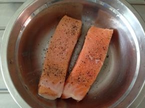 三文鱼上撒适量黑胡椒碎、橄榄油和盐，腌制10-15分钟入味