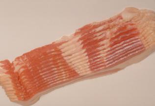 鼠尾草洗净晾干，培根取出备用