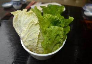 把青菜洗干净，将金针菇、白菜放入煮开的锅中，快煮好时放入生菜