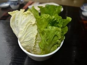 把青菜洗干净，将金针菇、白菜放入煮开的锅中，快煮好时放入生菜