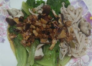 把煮好的蔬菜捞出，沥干水分，放入酱油、醋、香油和榨菜，拌匀就可以吃了