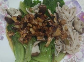 把煮好的蔬菜捞出，沥干水分，放入酱油、醋、香油和榨菜，拌匀就可以吃了