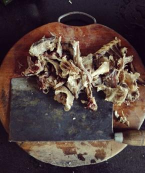 酥炸鸭子切成块