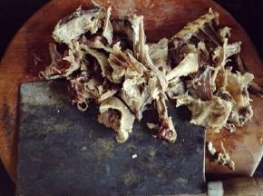酥炸鸭子切成块