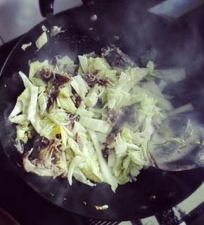 锅中放油，放入鸭肉爆炒，加白菜丝同炒