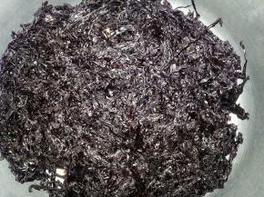 紫菜撕成小块，用水泡开搓洗即便捞出沥干