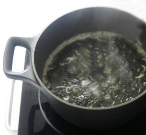 放入紫菜，紫菜煮软之后用筷子搅散