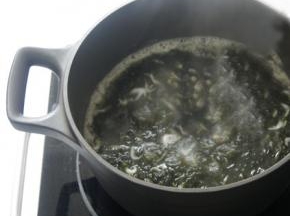 放入紫菜，紫菜煮软之后用筷子搅散