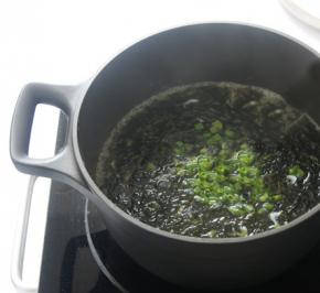 搅拌均匀之后加盐调味，可以加少许的葱花借味