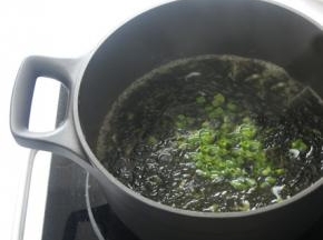 搅拌均匀之后加盐调味，可以加少许的葱花借味