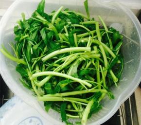 空心菜去掉根部洗净，切成小段备用