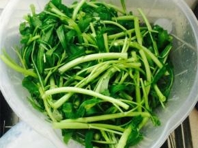 空心菜去掉根部洗净，切成小段备用