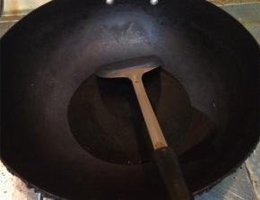 锅内放少量的油加热至8分热