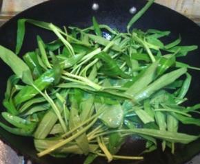 油热之后放入空心菜大火翻炒1分钟