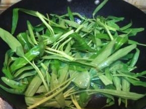 油热之后放入空心菜大火翻炒1分钟