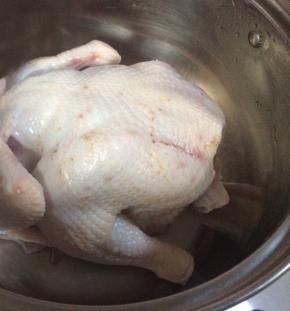 买来的鸡如果带脑袋和爪子切掉，将内脏掏出来，整只鸡里外清洗干净