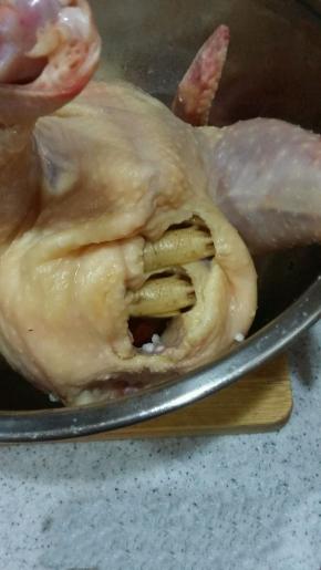 将糯米，适量的红枣，枸杞和2个人参塞入到鸡的肚子里，用牙签将口封上