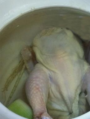 砂锅内加水，放入鸡，人参，枸杞，红枣和姜片，大火煮开之后小火煮2个小时