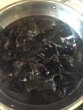 木耳用温水泡发并清洗干净，捞出之后控干水分