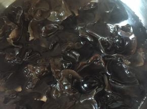 木耳用温水泡发并清洗干净，捞出之后控干水分