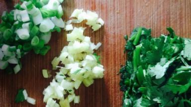 将葱蒜，辣椒和香菜洗净切好备用