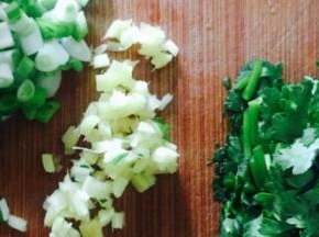 将葱蒜，辣椒和香菜洗净切好备用