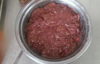 买来的猪肝清洗干净且呈片状，多用水清洗几遍