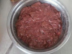 买来的猪肝清洗干净且呈片状，多用水清洗几遍