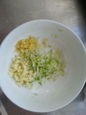 葱姜蒜切末，剩余的淀粉加水制成水淀粉