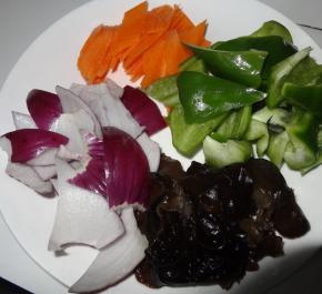 配菜洗净切成菱形片状