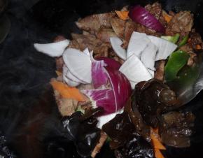 倒入配菜，放入生抽，老抽，和盐，翻炒均匀