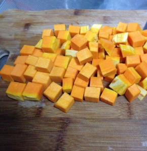 南瓜去皮洗净切成块状，洋葱洗净切成丝