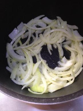 锅内放入黄油融化，放入洋葱煸炒至透明