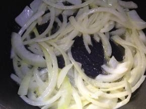 锅内放入黄油融化，放入洋葱煸炒至透明