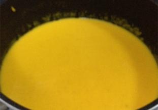 南瓜泥放入锅内，倒入适量的淡奶油和牛奶，小火煮至冒泡泡