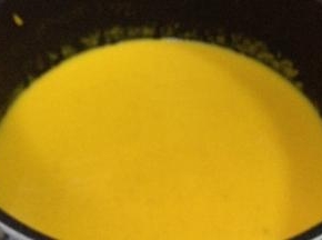 南瓜泥放入锅内，倒入适量的淡奶油和牛奶，小火煮至冒泡泡