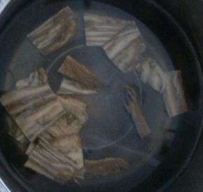 锅内放水，放入当归。大火煮开之后煮20分钟