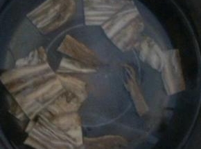 锅内放水，放入当归。大火煮开之后煮20分钟