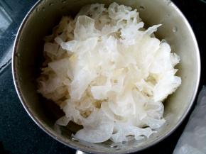 银耳洗净，用温水泡发。撕成小朵