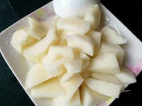 雪梨洗净之后去皮去核切成小块。红枣和枸杞清洗干净备用