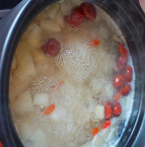 放入红枣和枸杞继续煮30分钟