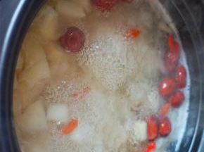 放入红枣和枸杞继续煮30分钟