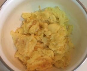 锅内放适量的油，油热之后放入蛋液，蛋液凝固之后搅散成块状，盛到碗中