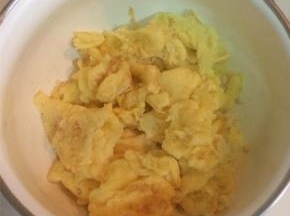 锅内放适量的油，油热之后放入蛋液，蛋液凝固之后搅散成块状，盛到碗中