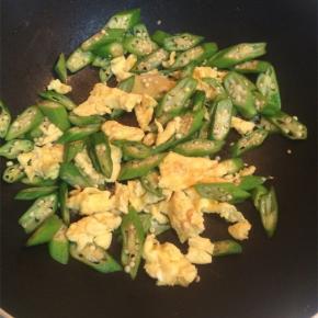 放入秋葵翻炒变软