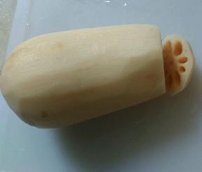 买来的藕去皮清洗干净，在一端切开一小部分