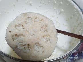 将切好的藕竖起来放，往莲藕的孔洞里填入糯米，用筷子慢慢地将糯米推入