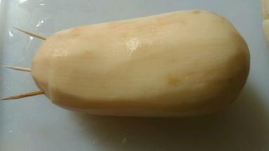 灌好糯米的莲藕盖上切开的部分，用牙签固定一下