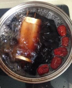 将莲藕放入锅内，根据个人的口味放入冰糖，红糖和红枣