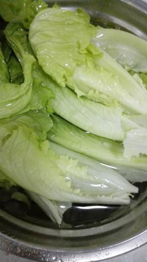 生菜用盐水浸泡一会，清洗干净